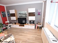 Pěkný udržovaný byt 2+1 ve druhém patře cihlového domu v centru Chebu - 2