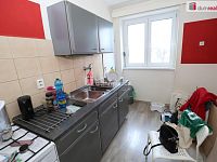 Pěkný udržovaný byt 2+1 ve druhém patře cihlového domu v centru Chebu - 5