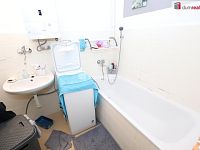 Pěkný udržovaný byt 2+1 ve druhém patře cihlového domu v centru Chebu - 7