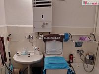 Pěkný udržovaný byt 2+1 ve druhém patře cihlového domu v centru Chebu - 8