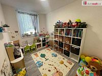 Krásný prostorný byt 4+1 po kompletní rekonstrukci v přízemí panelového domu v Mariánských Lázních - 3