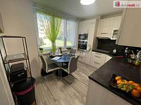 Krásný prostorný byt 4+1 po kompletní rekonstrukci v přízemí panelového domu v Mariánských Lázních - 4