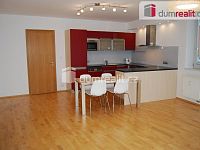 Pronájem luxusního bytu 2+kk s balkonem, 63,8 m², garážové stání, sklep – Praha 9, Prosek