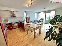 Pronájem světlého bytu 2+kk s balkonem, garážovým stáním a sklepem – Praha 9, Prosek