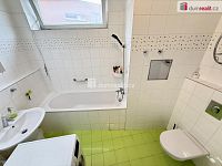 Pronájem světlého bytu 2+kk s balkonem, garážovým stáním a sklepem – Praha 9, Prosek - 7