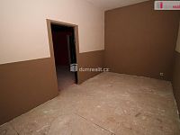 Objekt se třemi byty, garáží a nebytovým prostorem vhodný ke komerčnímu využití - 11