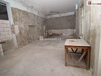Objekt se třemi byty, garáží a nebytovým prostorem vhodný ke komerčnímu využití - 8