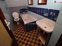 Objekt se třemi byty, garáží a nebytovým prostorem vhodný ke komerčnímu využití - 17