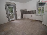 Objekt se třemi byty, garáží a nebytovým prostorem vhodný ke komerčnímu využití - 5