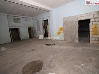 Objekt se třemi byty, garáží a nebytovým prostorem vhodný ke komerčnímu využití - 7