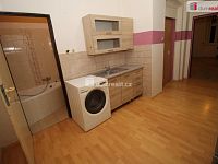 Pěkný byt 2+1 ve třetím patře cihlového domu v Karlových Varech Rybářích