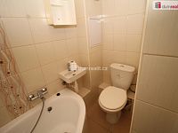 Pěkný byt 2+1 ve třetím patře cihlového domu v Karlových Varech Rybářích - 12