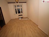 Pěkný byt 2+1 ve třetím patře cihlového domu v Karlových Varech Rybářích - 4