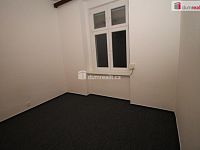 Pěkný byt 2+1 ve třetím patře cihlového domu v Karlových Varech Rybářích - 5