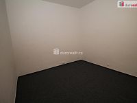 Pěkný byt 2+1 ve třetím patře cihlového domu v Karlových Varech Rybářích - 8