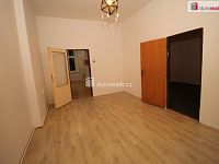 Pěkný byt 2+1 ve třetím patře cihlového domu v Karlových Varech Rybářích - 9