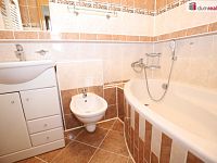 Krásný slunný byt 3+1 po rekonstrukci v prvním patře cihlového domu v Karlových Varech - 15