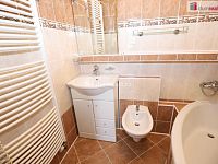 Krásný slunný byt 3+1 po rekonstrukci v prvním patře cihlového domu v Karlových Varech - 16