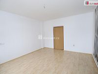 Krásný slunný byt 3+1 po rekonstrukci v prvním patře cihlového domu v Karlových Varech - 7