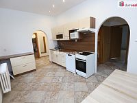 Krásný slunný byt 3+1 po rekonstrukci v prvním patře cihlového domu v Karlových Varech - 8