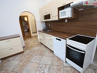 Krásný slunný byt 3+1 po rekonstrukci v prvním patře cihlového domu v Karlových Varech - 9