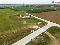 Kompletně zasíťovaný stavební pozemek plochy 1023m2 v malebné obci Čakovičky v blízkosti Prahy - 7