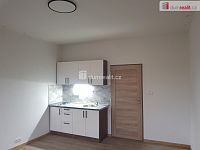 Pronájem 1+kk 27m2 P10 Vršovice činžovní dům rekonstrukce nezařízený
