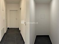 Pronájem bytu 2+kk, 48m2 v rezidenci Rolavská, včetně 2 vyhrazených parkovacích stání - chodba, šatna