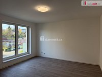 Pronájem bytu 2+kk, 48m2 v rezidenci Rolavská, včetně 2 vyhrazených parkovacích stání - obývací pokoj