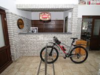 Zavedený hotel s restaurací přímo na sjezdu u dálnice u Chebu - Odrava - 15