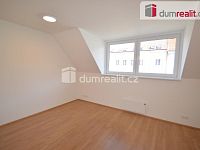 Pronájem bytu 1+kk 30 m2 P4 Nusle novostavba výtah podkroví - 7