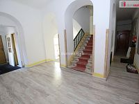 Krásný slunný byt 3+kk po rekonstrukci v druhém patře cihlového domu v lázeňském centru Karlových Varů - 13