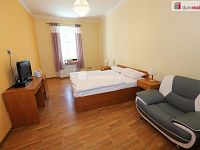 Krásný slunný byt 3+kk po rekonstrukci v druhém patře cihlového domu v lázeňském centru Karlových Varů - 6