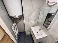 Elegantní byt 2+1 po kompletní rekonstrukci s klimatizací v srdci Žižkova - 12