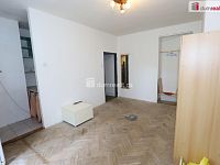 Bytová jednotky 1+kk určená k rekonstrukci ve zvýšeném přízemí cihlového domu v Sokolově