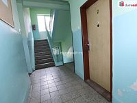 Bytová jednotky 1+kk určená k rekonstrukci ve zvýšeném přízemí cihlového domu v Sokolově - 12
