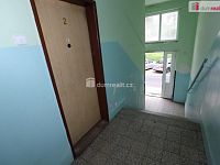 Bytová jednotky 1+kk určená k rekonstrukci ve zvýšeném přízemí cihlového domu v Sokolově - 13