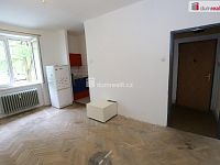 Bytová jednotky 1+kk určená k rekonstrukci ve zvýšeném přízemí cihlového domu v Sokolově - 4
