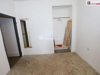 Bytová jednotky 1+kk určená k rekonstrukci ve zvýšeném přízemí cihlového domu v Sokolově - 5