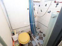 Bytová jednotky 1+kk určená k rekonstrukci ve zvýšeném přízemí cihlového domu v Sokolově - 9