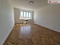 Pronájem 1+kk 27m2 P10 Vršovice činžovní dům rekonstrukce nezařízený