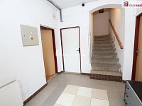 Prostorná atypická garsonka - studio v přízemí cihlového domu v obci Počerny - Karlovy Vary - 12
