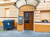 Krásný prostorný byt 4+kk ve druhém patře cihlového domu v centru Mariánských Lázní - 21