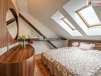 Krásný prostorný byt 4+kk ve druhém patře cihlového domu v centru Mariánských Lázní - 6