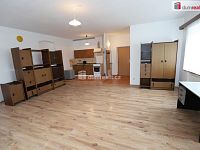 Prostorná atypická garsonka - studio v přízemí cihlového domu v obci Počerny - Karlovy Vary