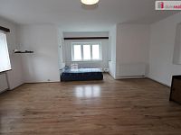 Prostorná atypická garsonka - studio v přízemí cihlového domu v obci Počerny - Karlovy Vary - 4