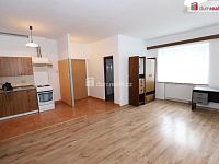 Prostorná atypická garsonka - studio v přízemí cihlového domu v obci Počerny - Karlovy Vary - 5