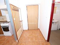 Prostorná atypická garsonka - studio v přízemí cihlového domu v obci Počerny - Karlovy Vary - 6