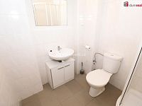 Prostorná atypická garsonka - studio v přízemí cihlového domu v obci Počerny - Karlovy Vary - 11