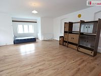 Prostorná atypická garsonka - studio v přízemí cihlového domu v obci Počerny - Karlovy Vary - 3